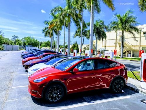 2021年全球電動汽車銷量突破650萬輛，市場份額達9%